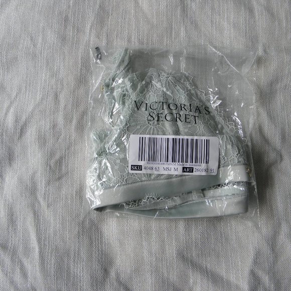 NWT Lace Plunge Unlined Demi Bralette - Body by VS - Picture 9 of 9